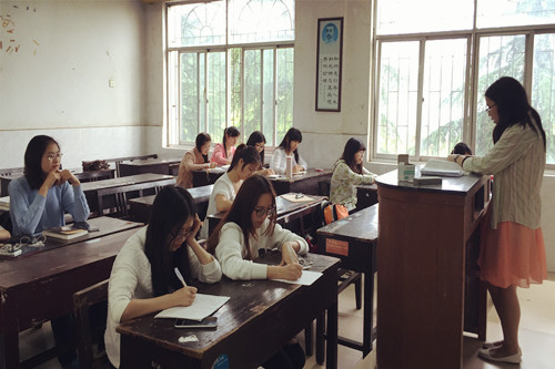 谈球吧12级翻译班召开学习“八字真经”主题班会2.jpg