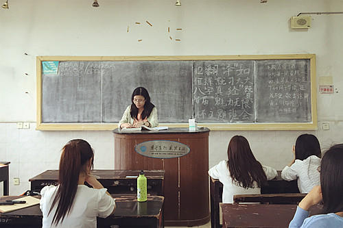 谈球吧12级翻译班召开学习“八字真经”主题班会1.jpg
