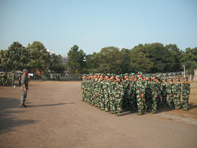 谈球吧新生军训英姿.jpg