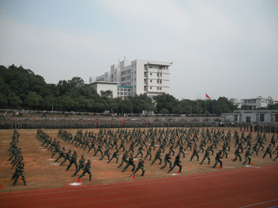 谈球吧新生军训第二次预演之军体拳方阵.jpg