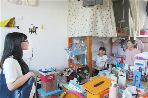 用心 热心 暖心 诚心——2015级员工搬寝活动顺利开展2.png