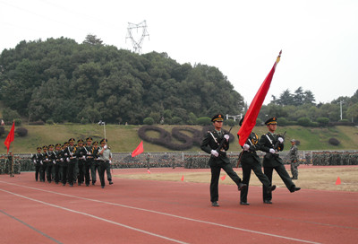 谈球吧新生军训第二次预演之教官方阵.jpg