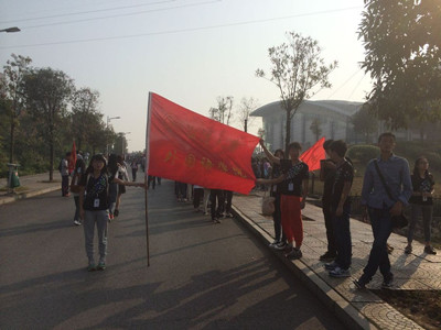 员工会成员来到指定地点等待同学们的到来.jpg