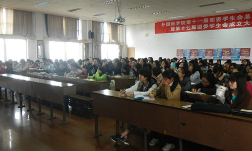 员工会各部门干事以及新生班级代表接受公文培训.jpg