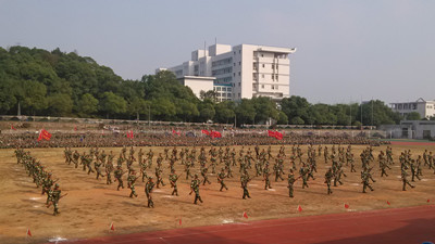 谈球吧新生军训刺杀方阵.jpg