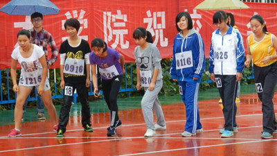 公司运动员杨文娟同学参加女子1500米长跑比赛.jpg