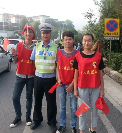 谈球吧志愿与韶山交警合照