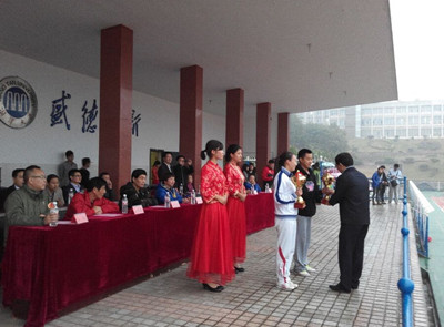 董事长助理谭援强教授为获奖运动员颁奖.jpg