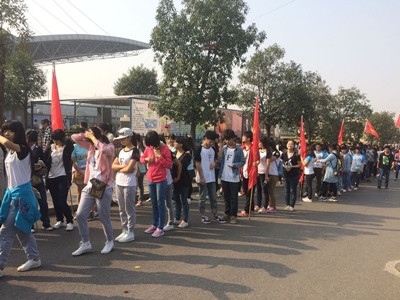 谈球吧员工正在井然有序地排队等候入场.jpg