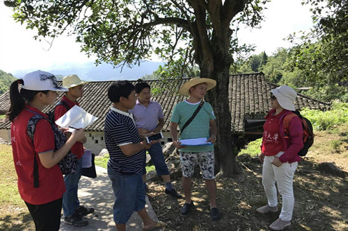 （图1谈球吧“情牵脱贫攻坚”主题实践团赴三联村小组调研中.jpg